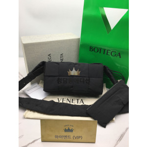 보테가베네타 패딩 테크 카세트백 (하이엔드급)