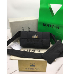 보테가베네타 패딩 테크 카세트백 (하이엔드급)
