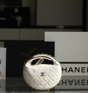 샤넬 23 시즌 CC로고 파우치백 램스킨