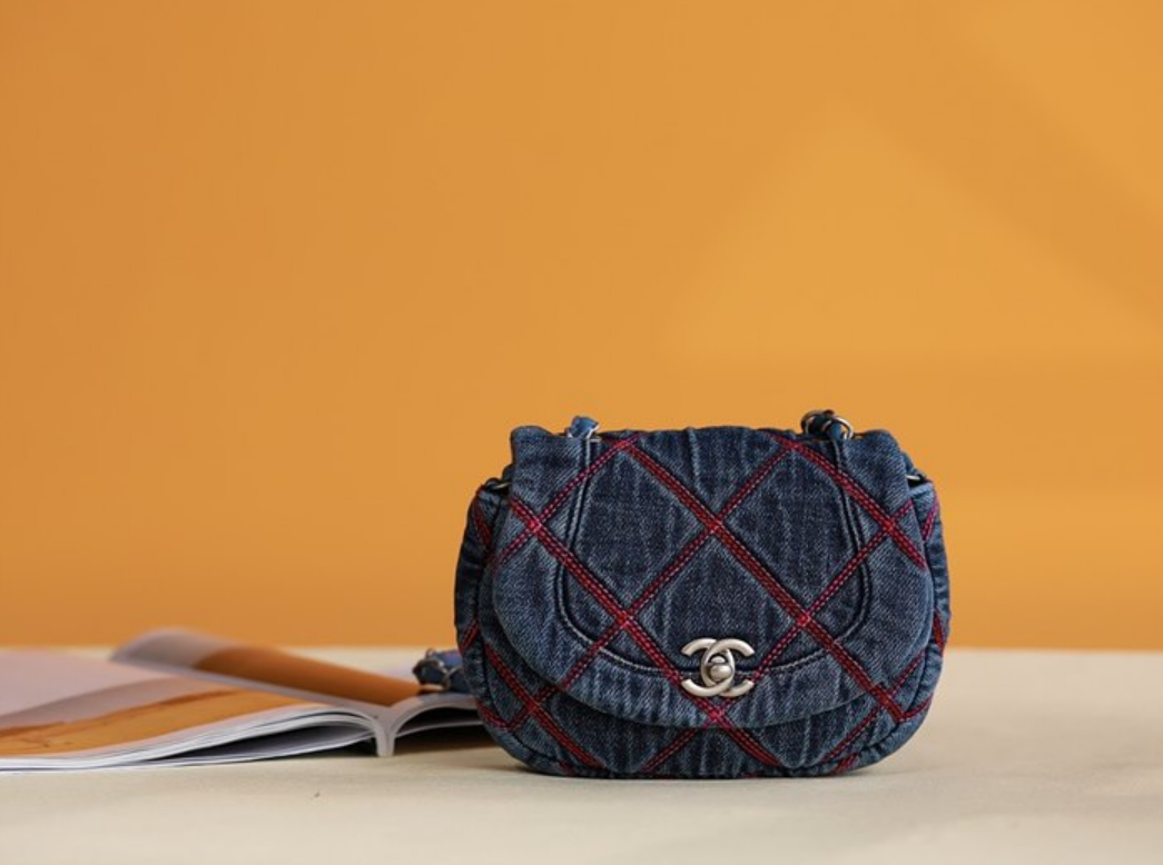 샤넬 22C 코코 데님 비치 크로스백