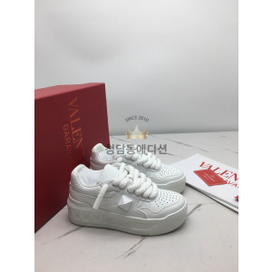 발렌티노 vltn  원스터드 XL 나파 레더 로우탑 (남녀공용)