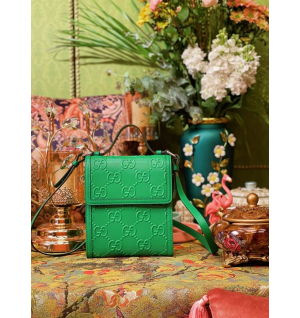 구찌 GG 엠보스드 메신저백 625782