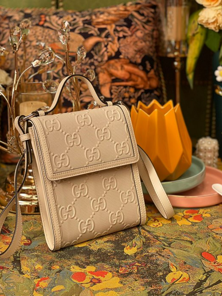 구찌 GG 엠보스드 메신저백 625782