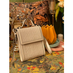 구찌 GG 엠보스드 메신저백 625782