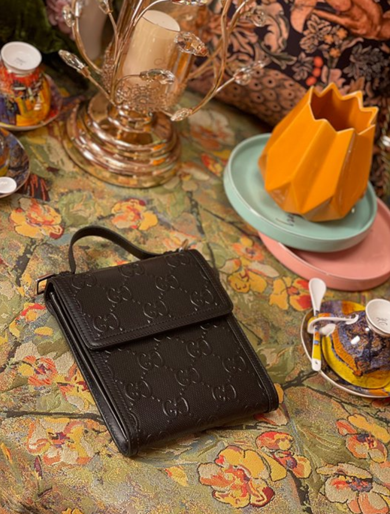 구찌 GG 엠보스드 메신저백 625782