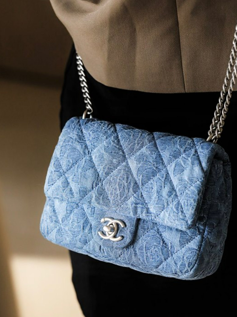 샤넬 23P 하트볼 체인 스몰 카멜리아 데님 플랩백