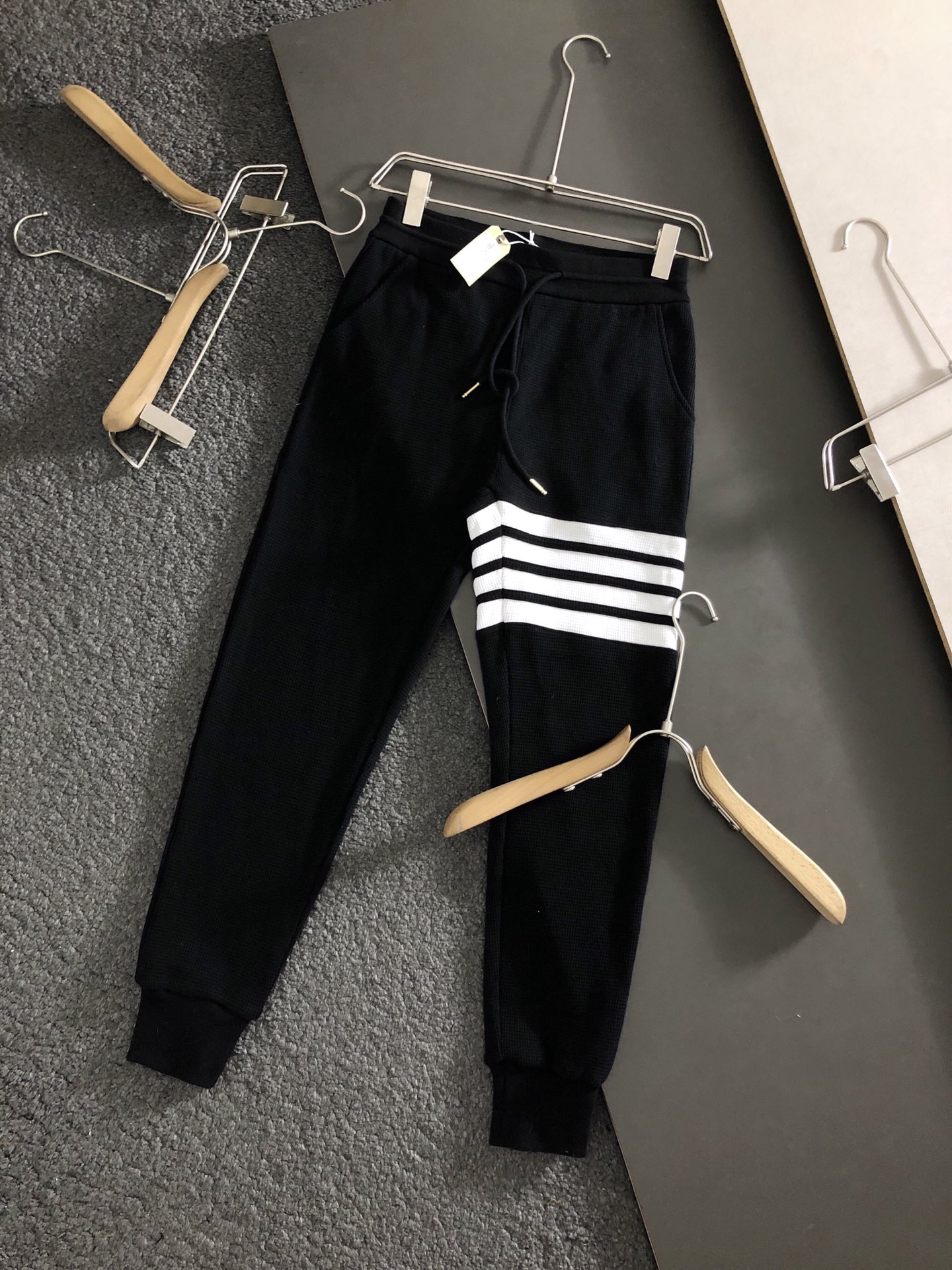 톰브라운 4선 트레이닝 팬츠 (남성용) (컬러 블랙)