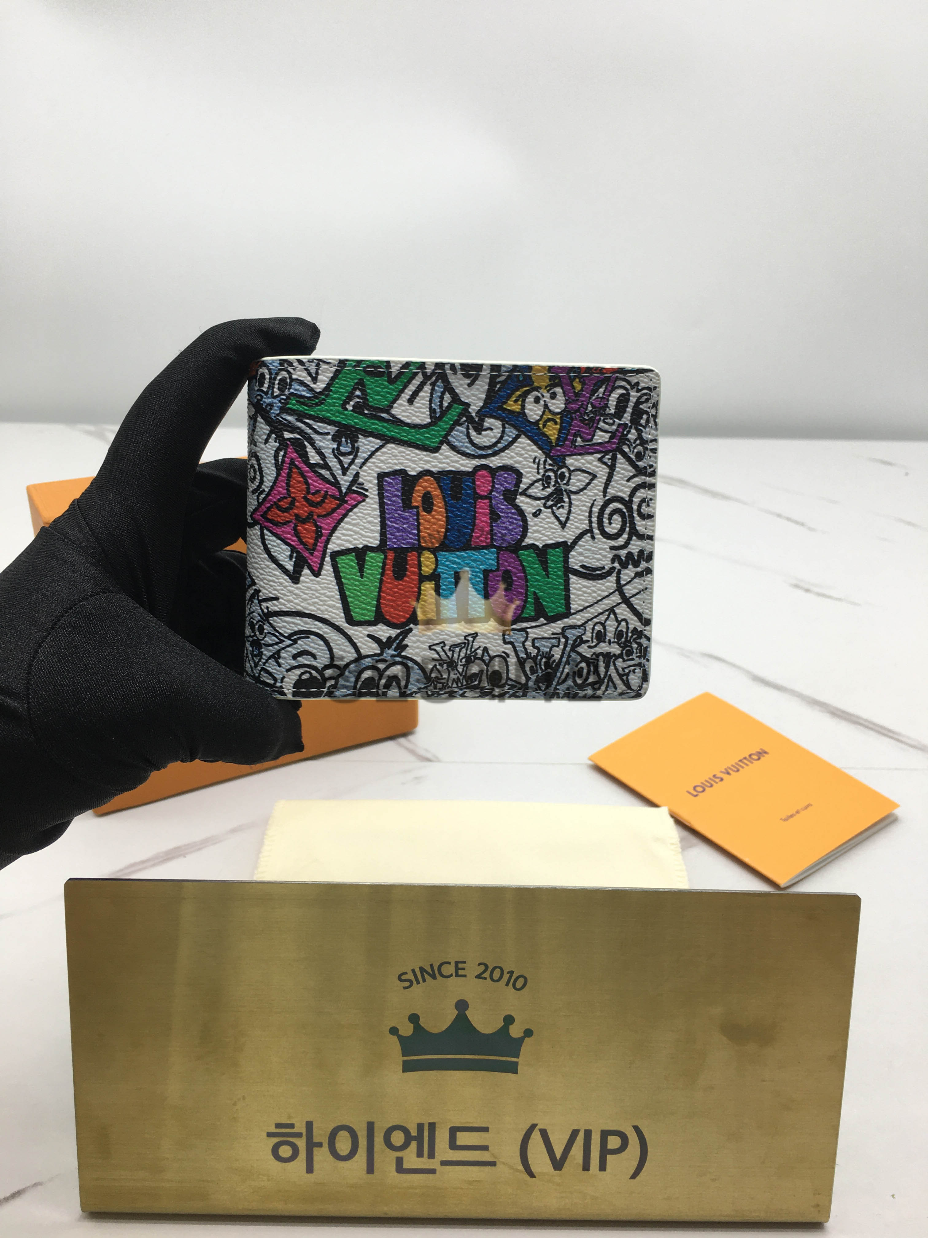 루이비통 멀티플 월릿 모노그램 코믹스 코티드 캔버스 M82023