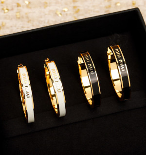 미우미우 miu miu 레터링 링 귀걸이 (2COLOR)