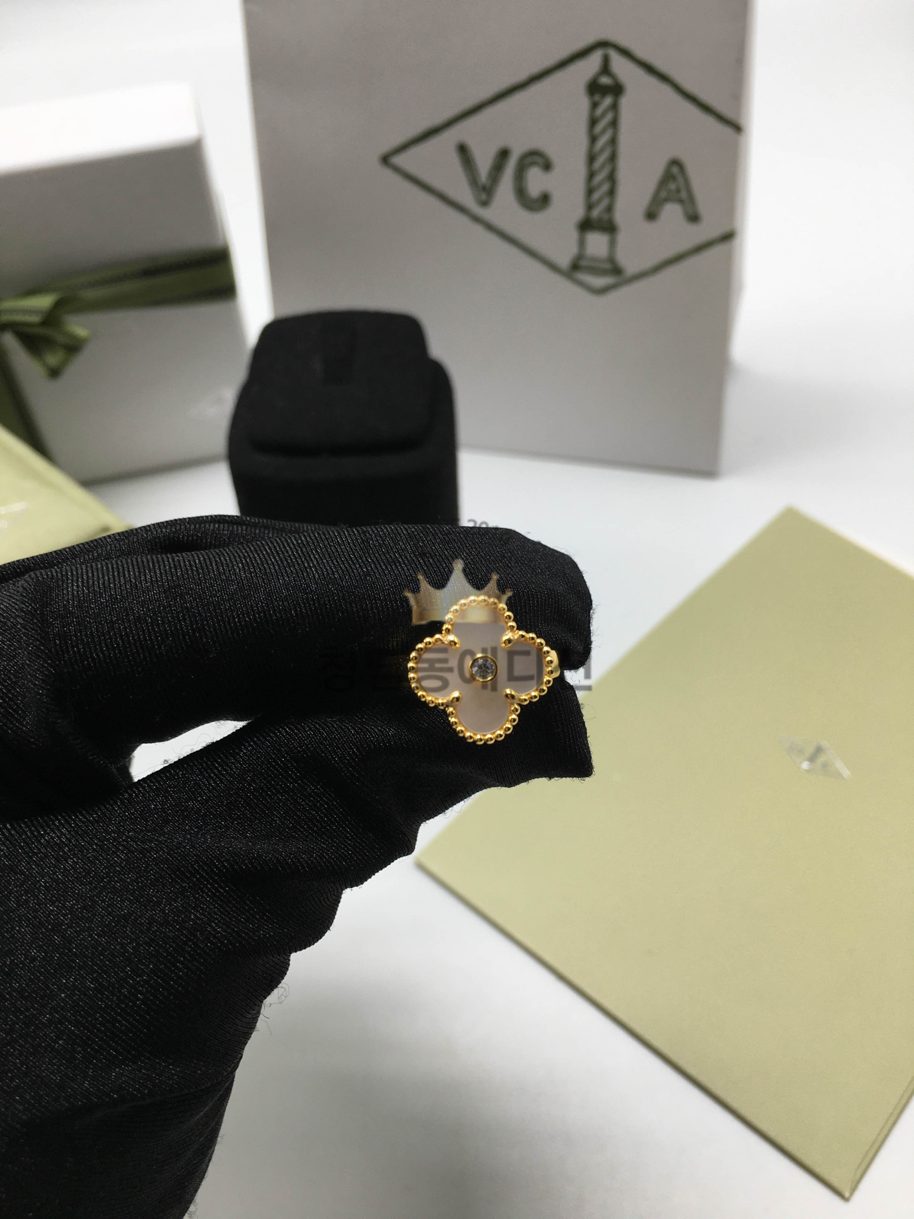 반클리프 알함브라 반지 (컬러 말라카이트, 화이트)