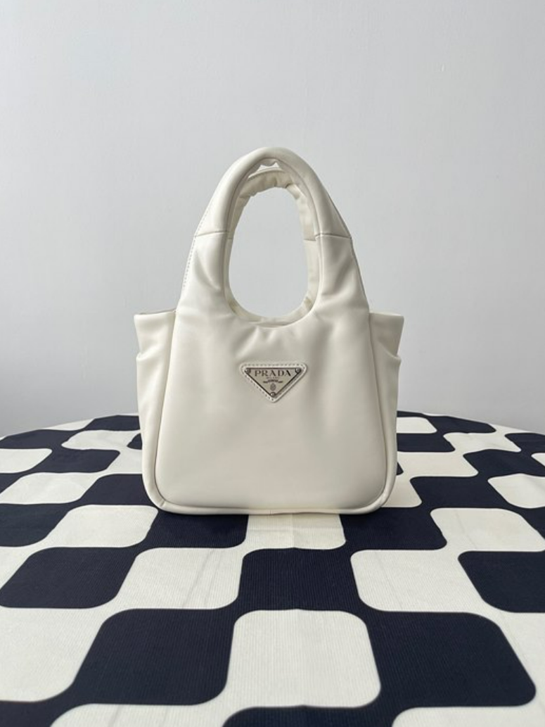 프라다 나파가죽 스몰 패딩백 1BA359