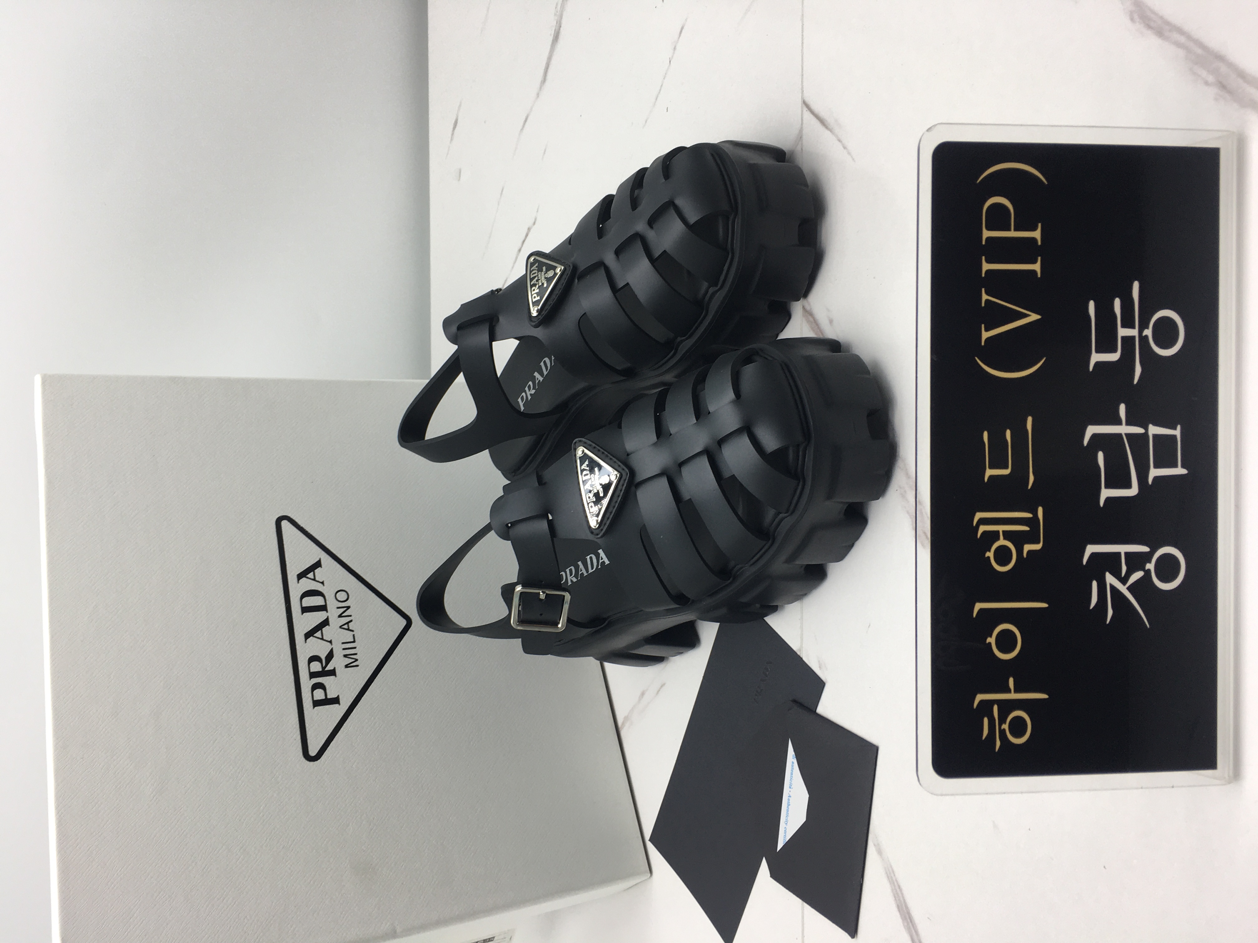 프라다 모놀리스 러버 샌들 (컬러 블랙, 화이트)