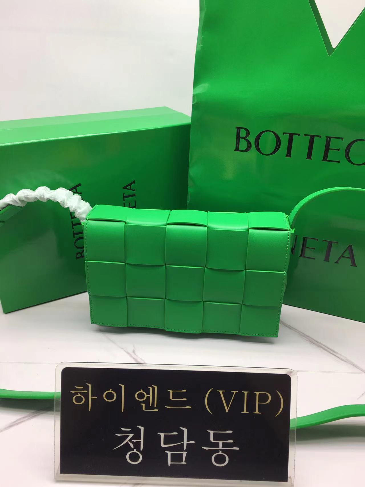 보테가베네타 카세트백 (안감 블랙컬러) (삼각 트라이앵글 메탈)