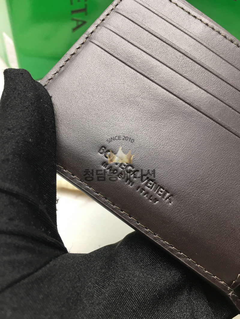 보테가베네타 인트레치아토 폴더형 반지갑 605721 (컬러 다크초콜릿)