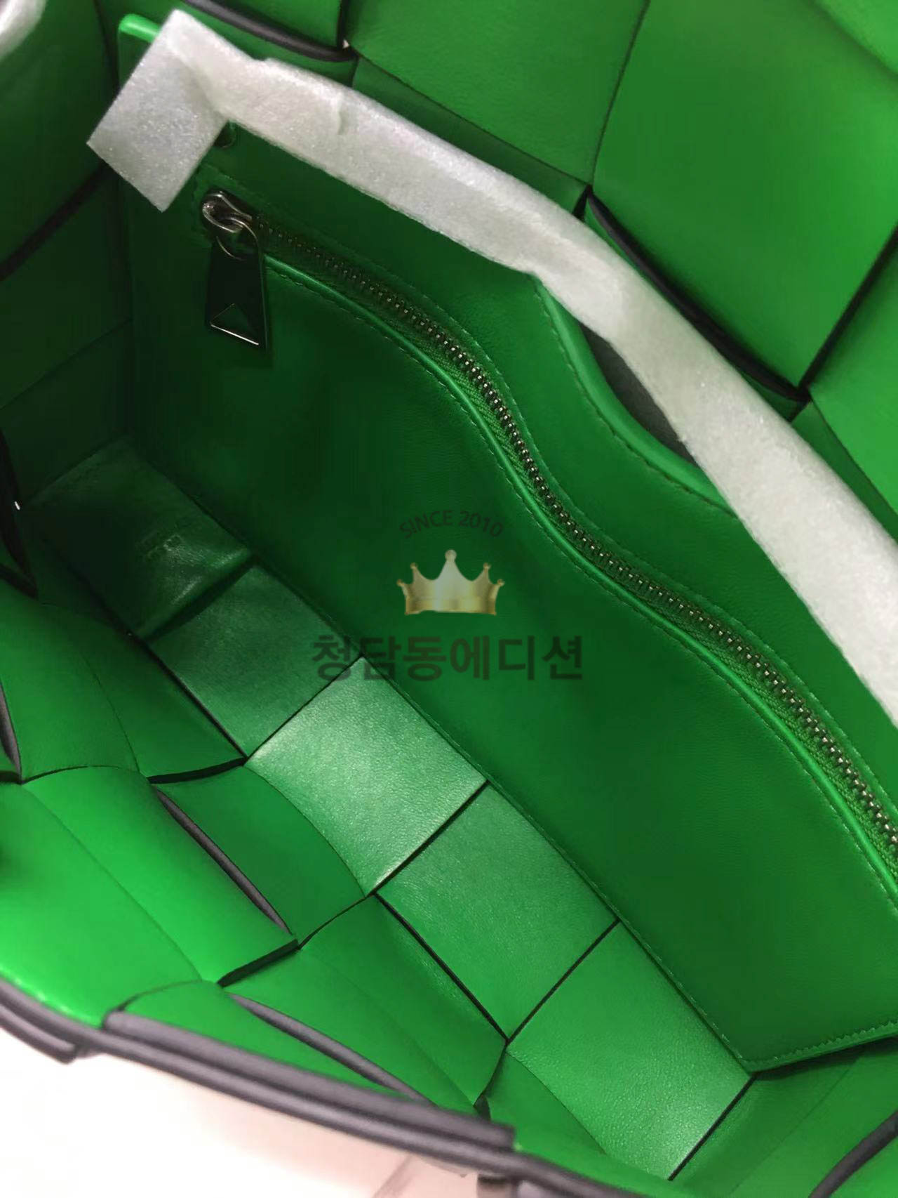 보테가베네타 카세트백 (안감 레더 패러킷 컬러) (삼각 트라이앵글 메탈)