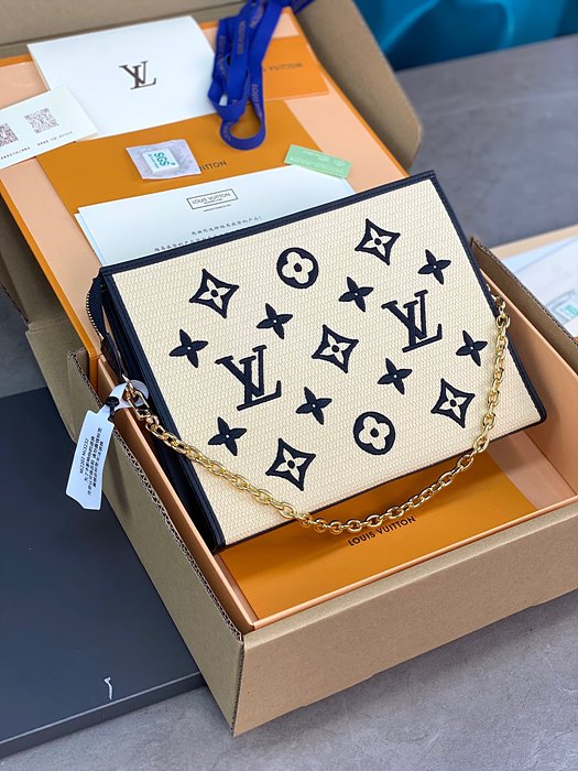 루이비통 토일레트리 파우치 온 체인 M82521