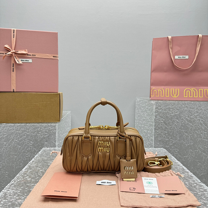 미우미우 아르카디 마테라쎄 나파 가죽 백 레귤러 (renewal ver.)