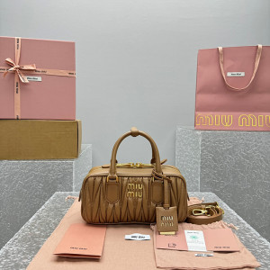 미우미우 아르카디 마테라쎄 나파 가죽 백 레귤러 (renewal ver.)