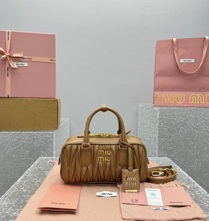 미우미우 아르카디 마테라쎄 나파 가죽 백 레귤러 (renewal ver.)