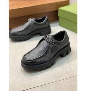 구찌 인터로킹G 로퍼 (남성용)