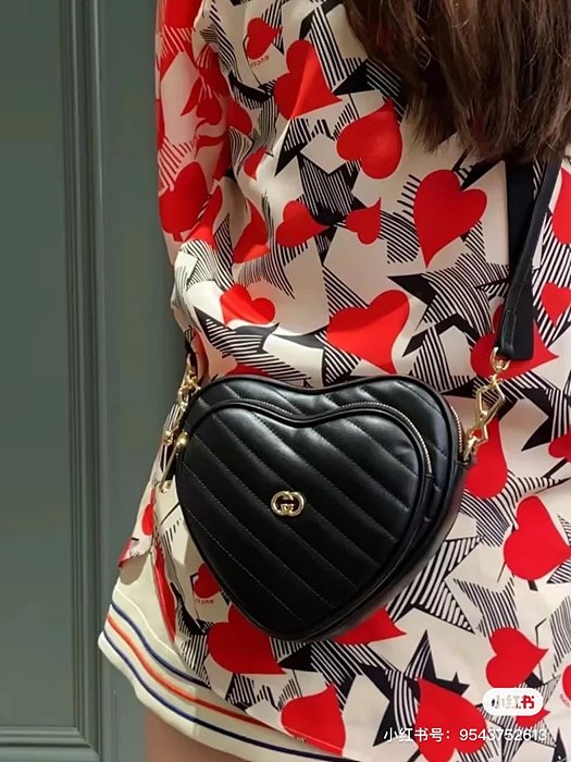 구찌 인터로킹 G 미니 하트 숄더백 751628