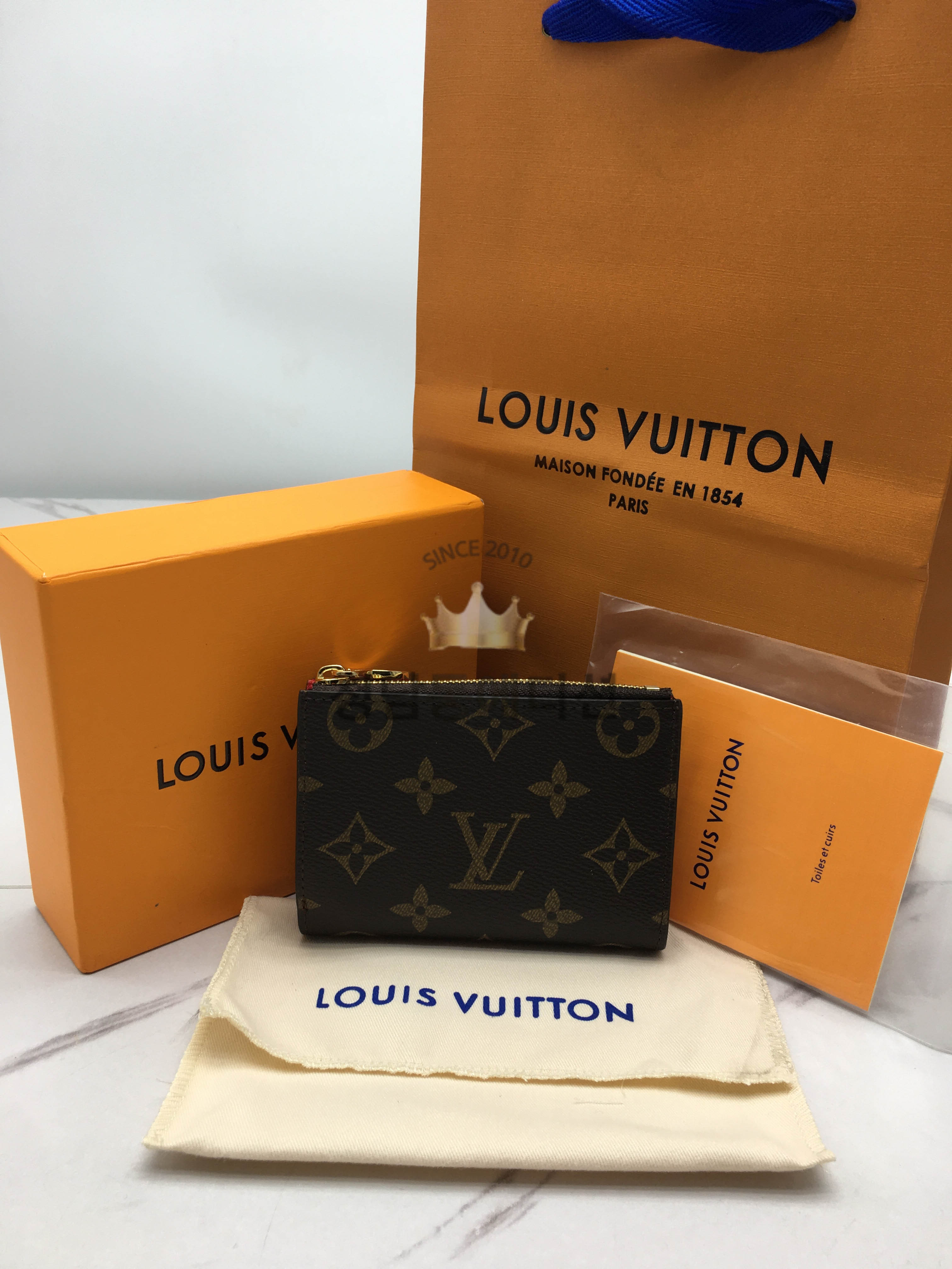 루이비통 리사 월릿 M82381 (내부 레드)