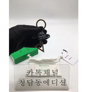 보테가베네타 bv 튜브매듭 트라이앵글 키링 619100