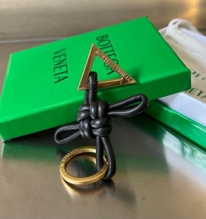 보테가베네타 bv 튜브매듭 트라이앵글 키링 619100