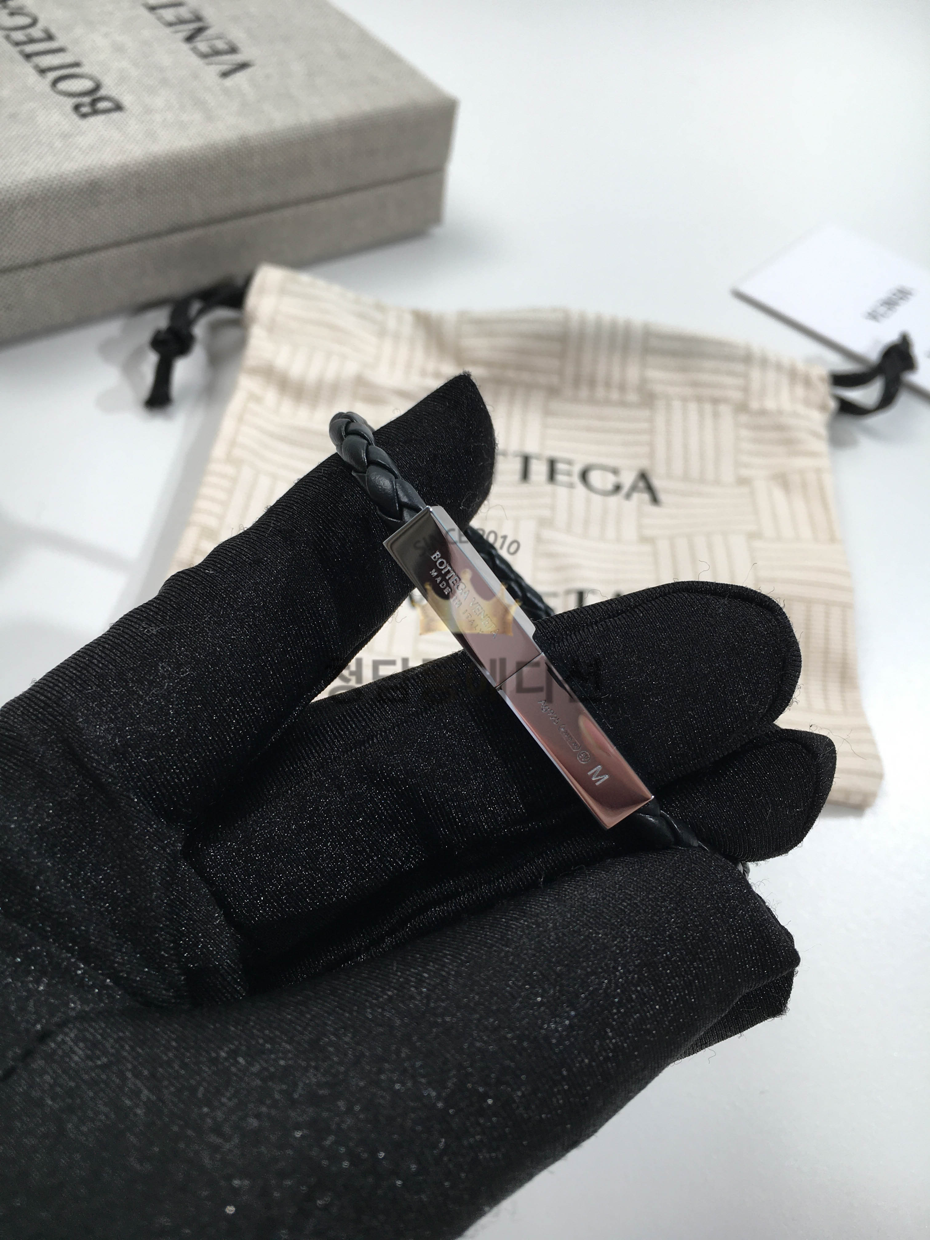 보테가베네타 23FW 브레이드 레더 브레이슬릿 (컬러 블랙)