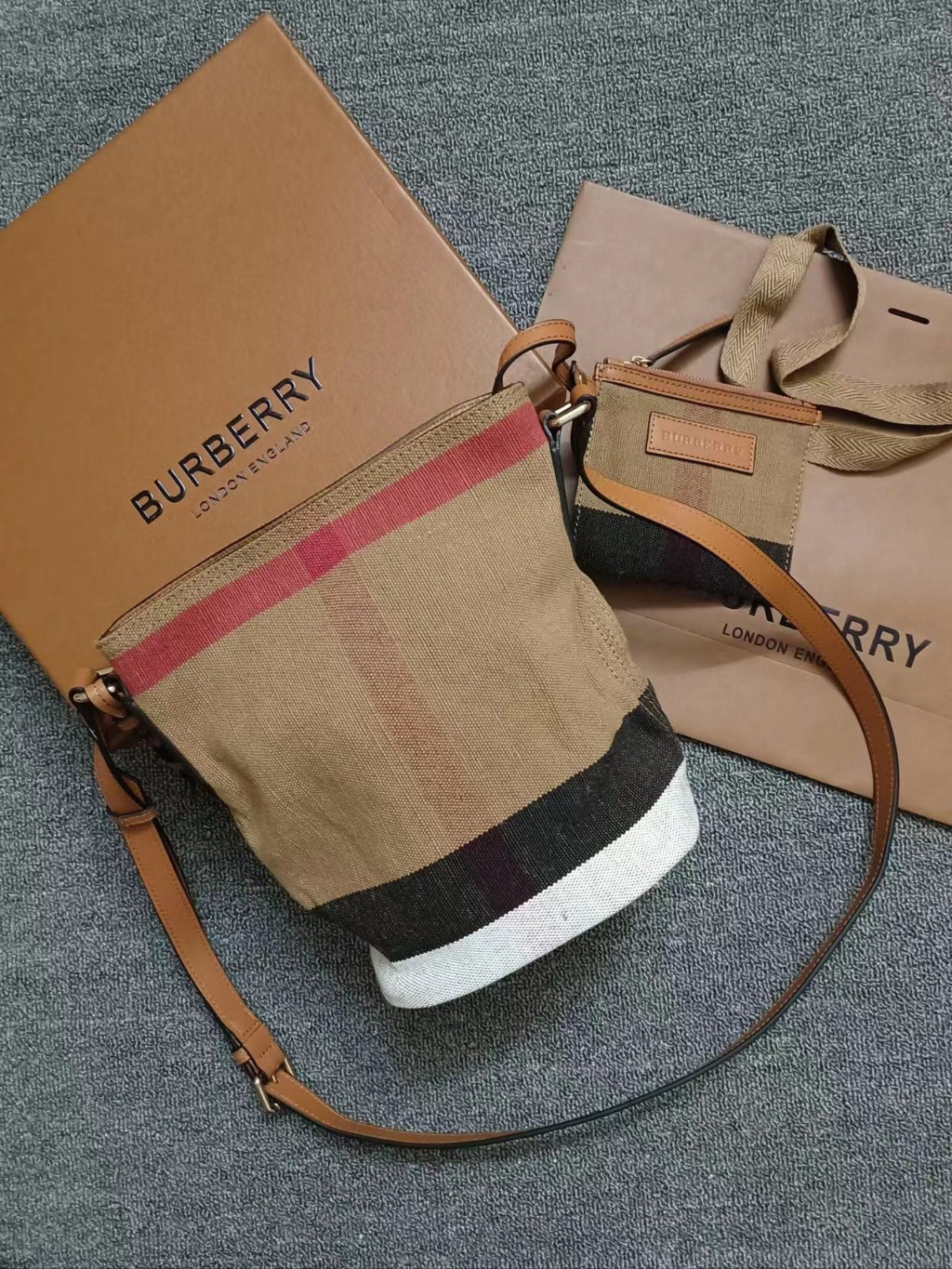 버버리 ASHBY 스몰 캔버스 레더 호보백 