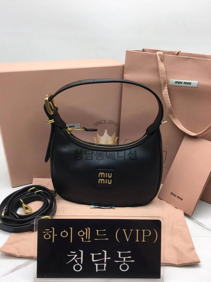 미우미우 23SS MIU MIU 가죽 호보백