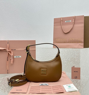 미우미우 23SS MIU MIU 가죽 호보백