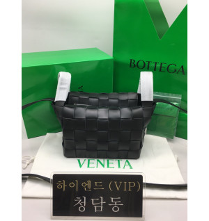 보테가베네타 스몰 볼링 카세트 백 755132