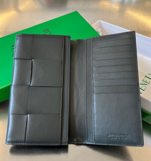 보테가 베네타 맥시 인트레치오 장지갑 679845 (컬러 다크그린)