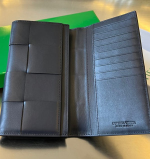 보테가 베네타 맥시 인트레치오 장지갑 679845 (컬러 다크네이비)