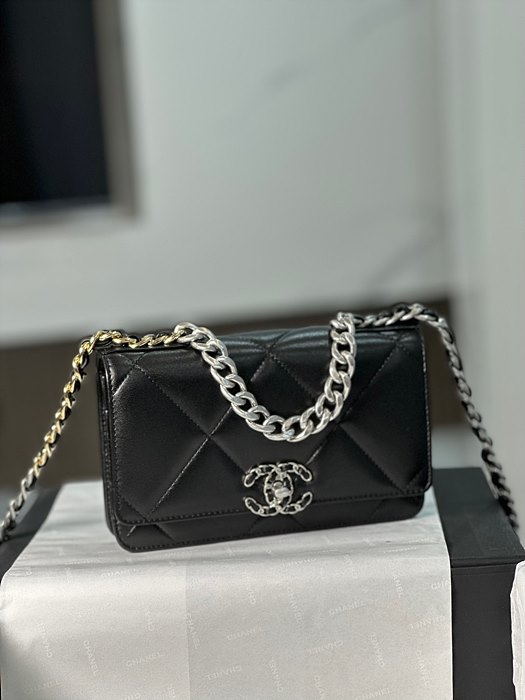 샤넬 23P 19 WOC 턴락 블랙 은장 AP3267 (renewal ver.)