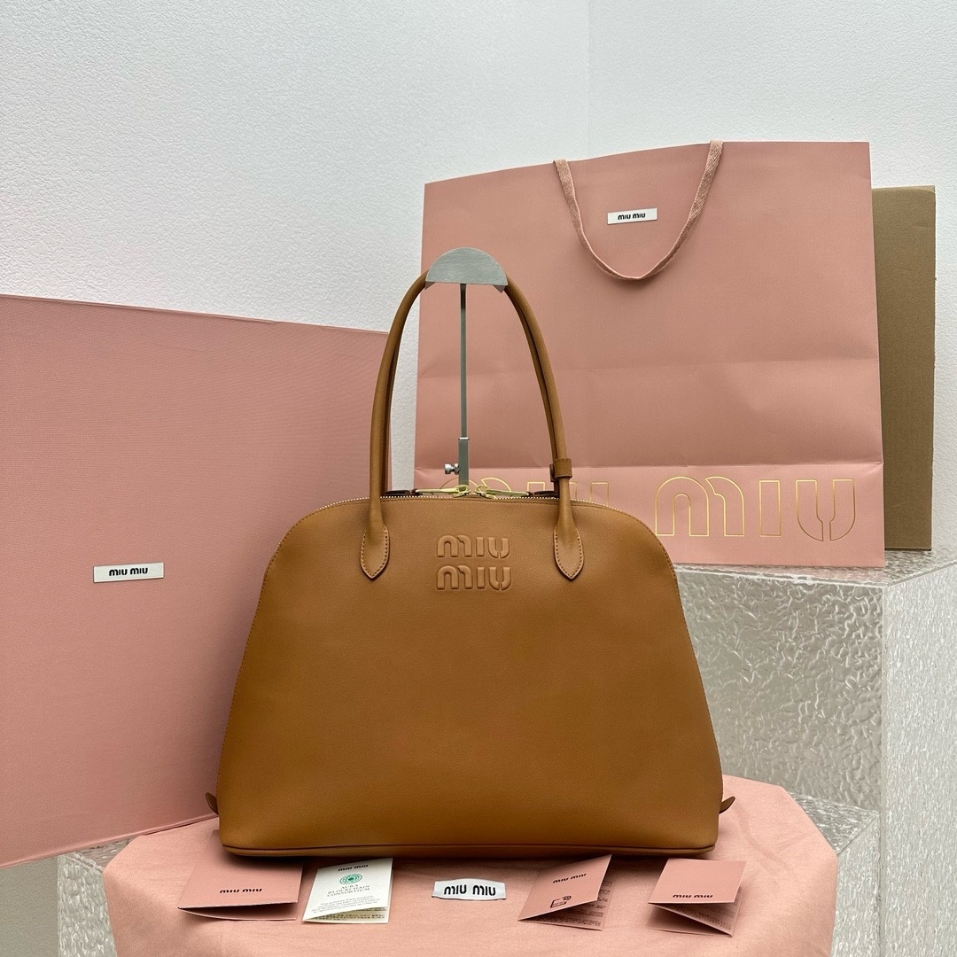 미우미우 24SS 신상 토트 숄더백