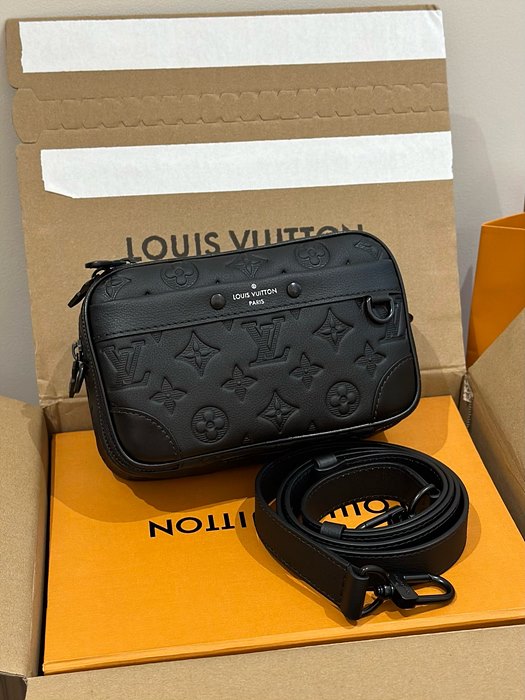 루이비통 알파 웨어러블 월릿 M82544