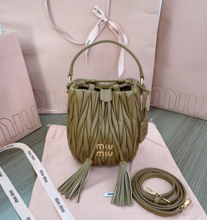 미우미우 마틀라세 나파 가죽 버킷 가방 (컬러 브라운)