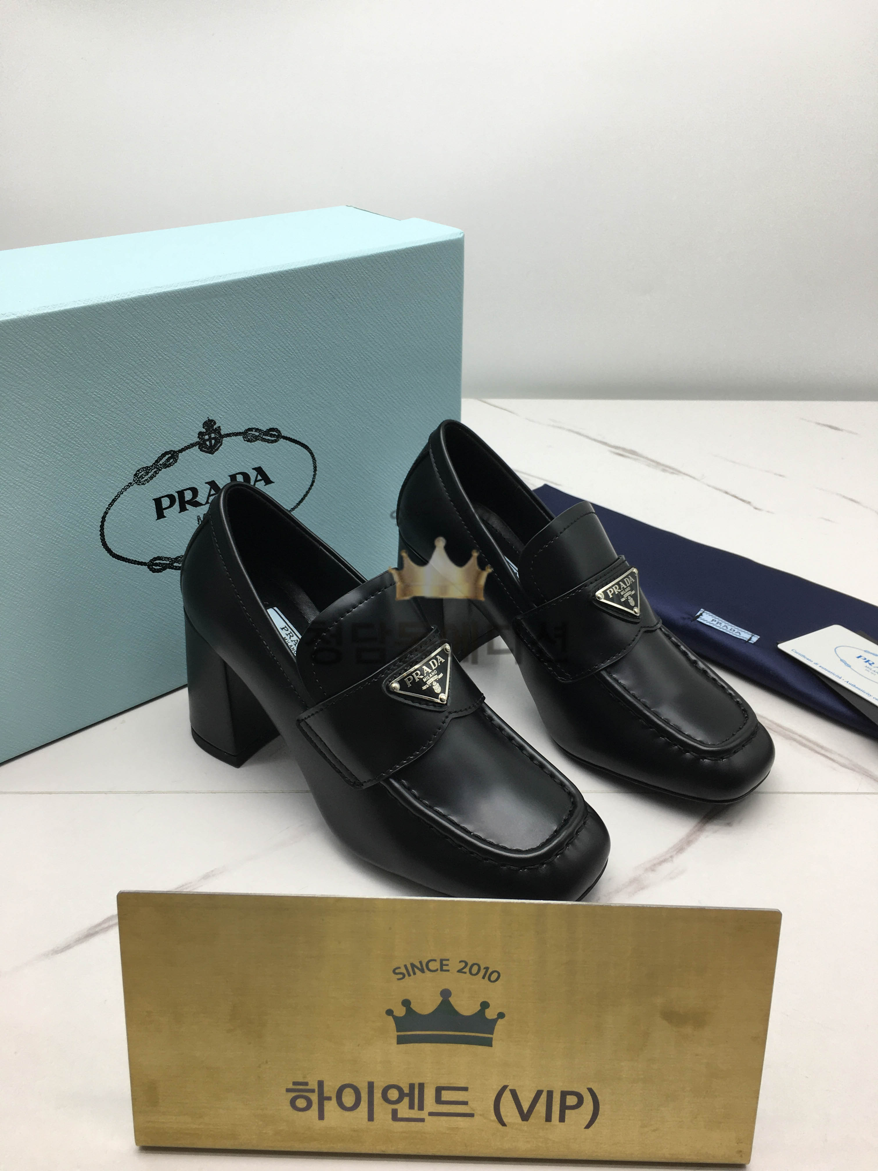 프라다 브러시드 로퍼힐