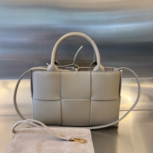 보테가베네타 아르코 토트백 미니 (컬러 그레이시 브라운)