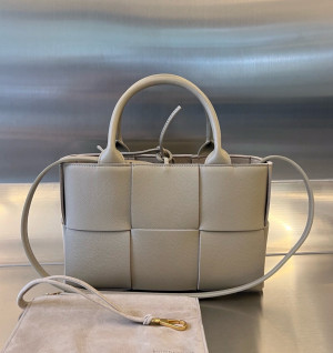 보테가베네타 아르코 토트백 미니 (컬러 그레이시 브라운)