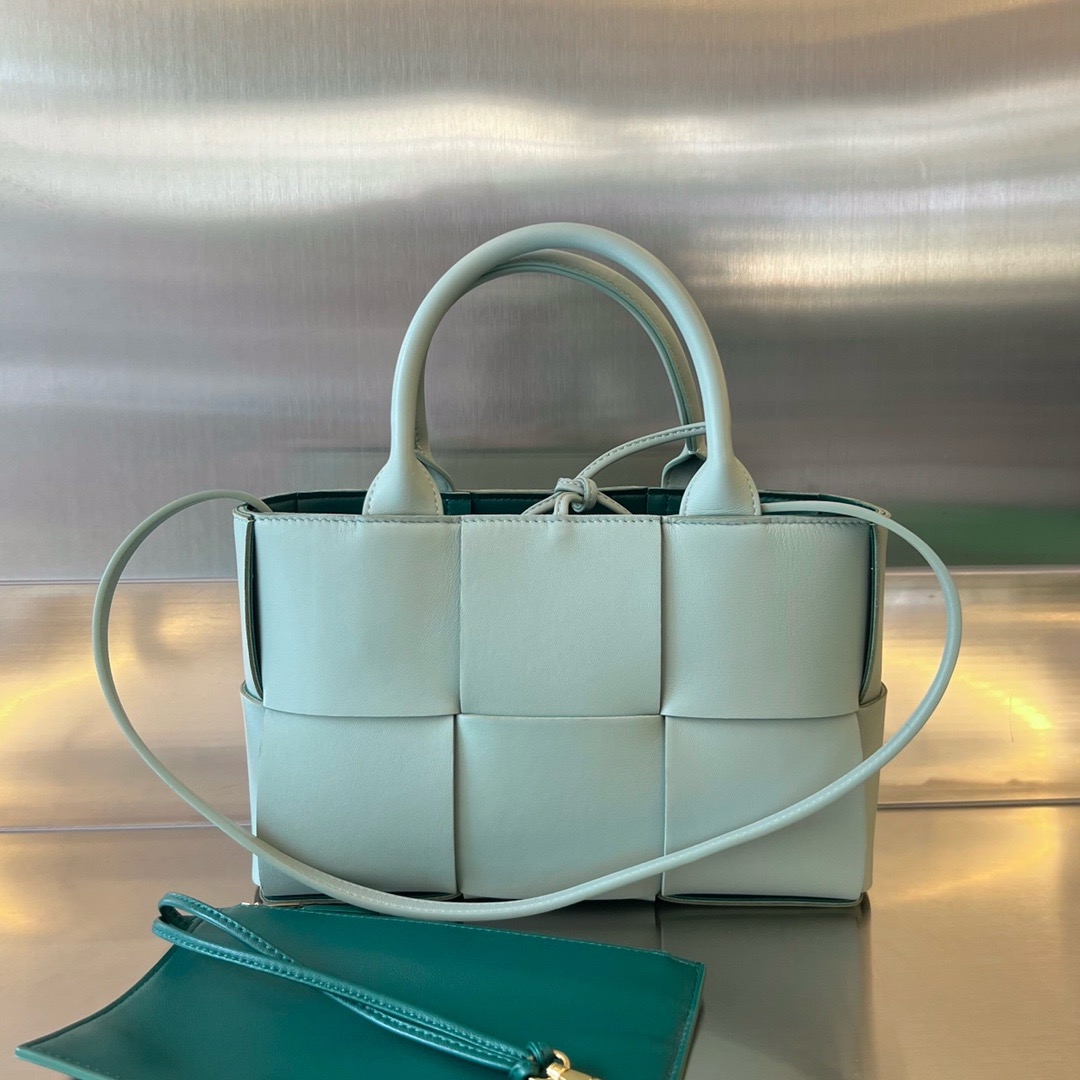 보테가베네타 아르코 토트백 미니 (컬러 뉴 세이지)