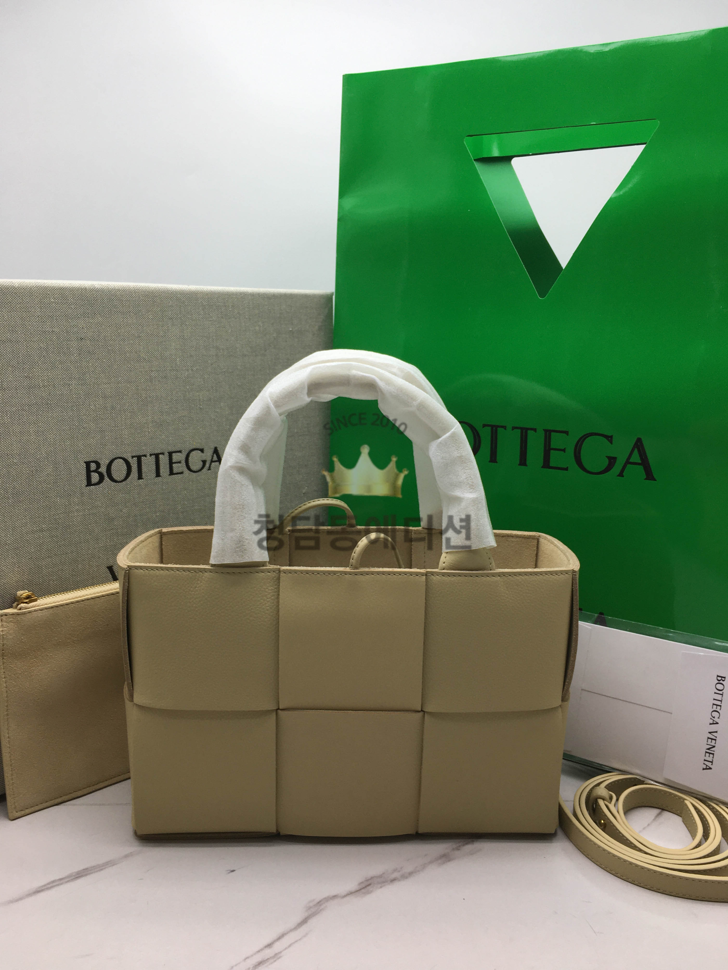 보테가베네타 아르코 토트백 미니 (컬러 베이지)