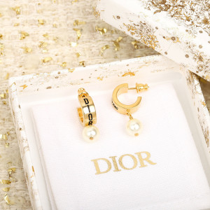 디올 링 레터 펄 귀걸이
