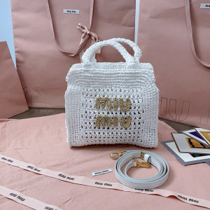 미우미우 라피아 효과 크로셰 패브릭 토트백 5BA283 (화이트)