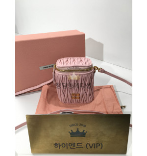 미우미우 마테라쎼 나파가죽 미니 파우치 숄더백 5NR018 (컬러 핑크)