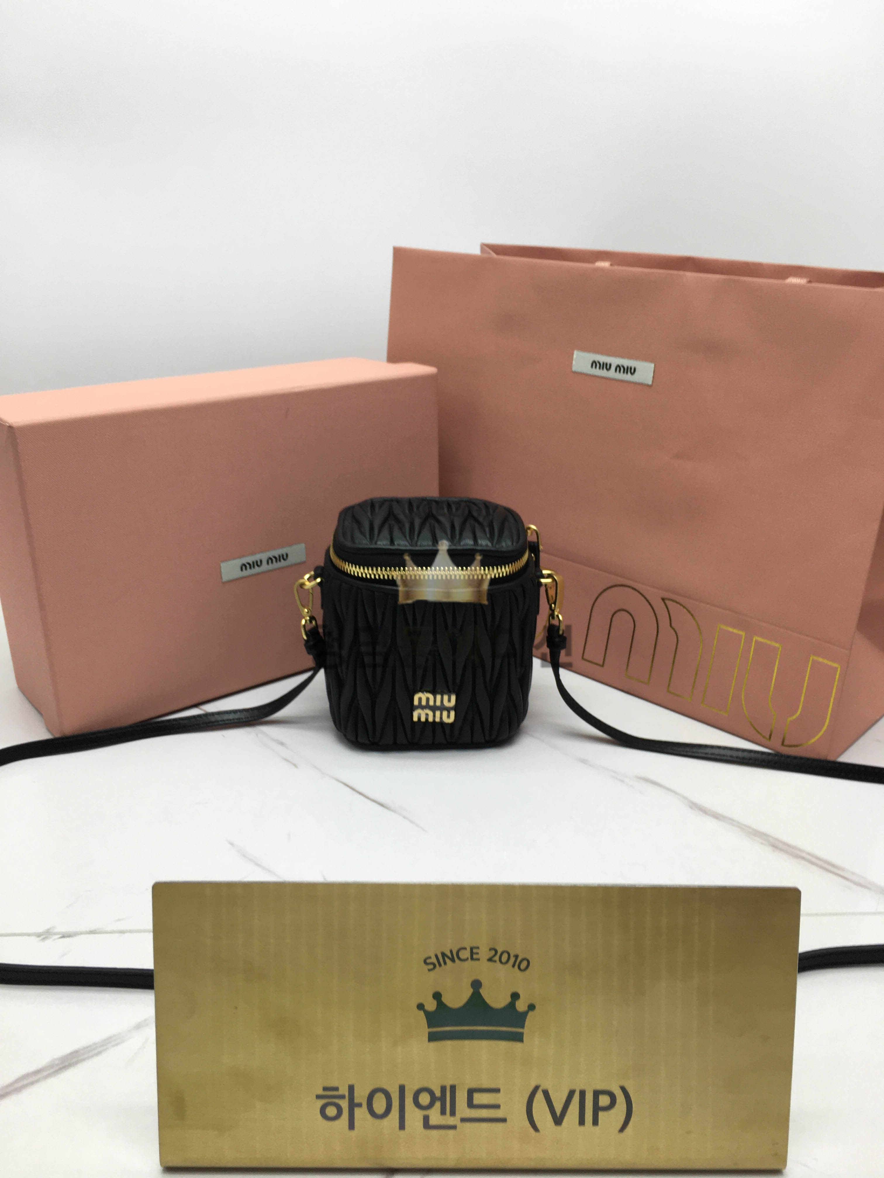 미우미우 마테라쎼 나파가죽 미니 파우치 숄더백 5NR018 (컬러 블랙)