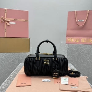 미우미우 아르카디 마테라쎄 나파 가죽 백 27CM (renewal ver.)