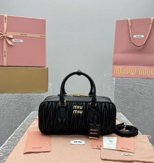 미우미우 아르카디 마테라쎄 나파 가죽 백 27CM (renewal ver.)